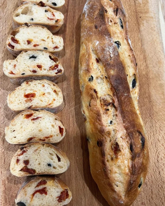 Мини-багет с вялеными томатами и маслинами, 150 гр.